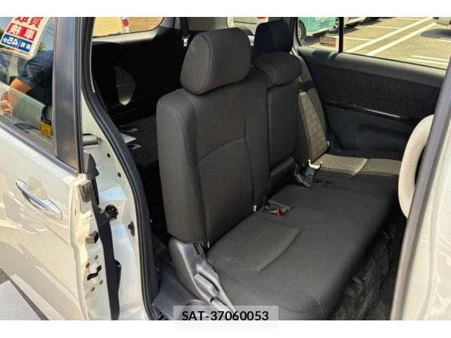 Toyota ISIS 2011-10 8011532-4