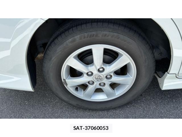 Toyota ISIS 2011-10 8011532-6