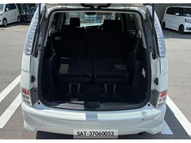 Toyota ISIS 2011-10 8011532-8