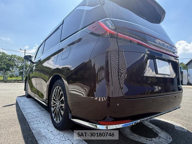 Lexus LM 2025-02 8005932-13