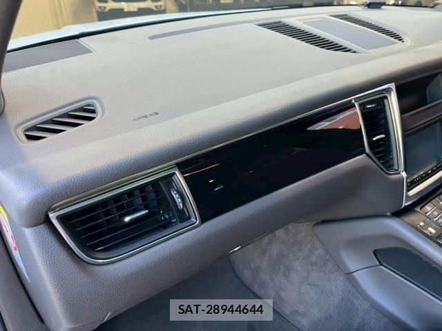 Porsche MACAN 2015-05 8011900-10