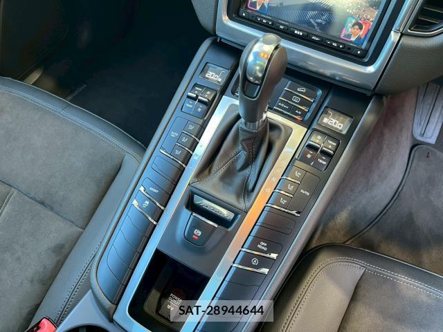 Porsche MACAN 2015-05 8011900-9