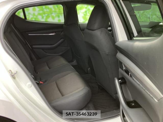 Mazda MAZDA3 2019-06 8012303-4