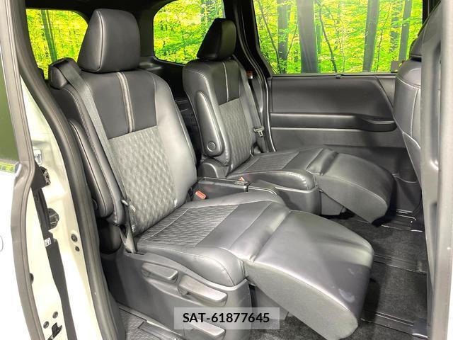 Toyota NOAH 2023-06 8005047-9