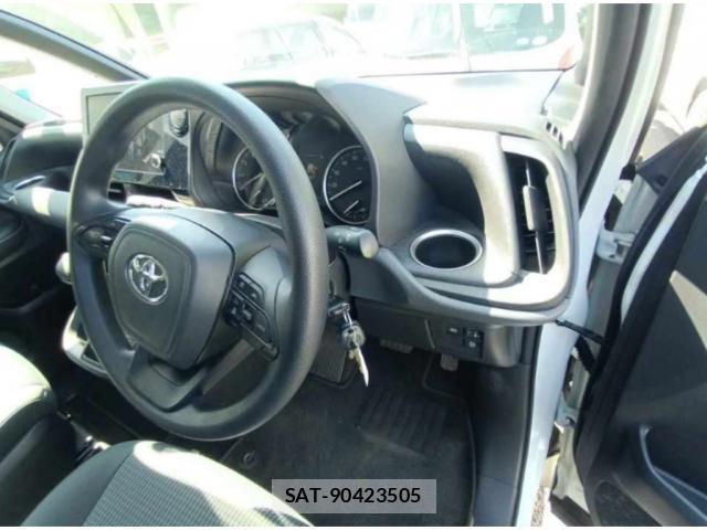 Toyota NOAH 2025-02 8008184-2