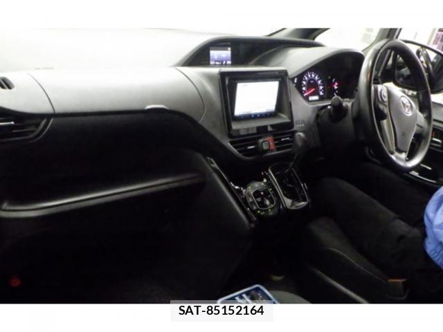 Toyota NOAH 2019-06 8008235-2