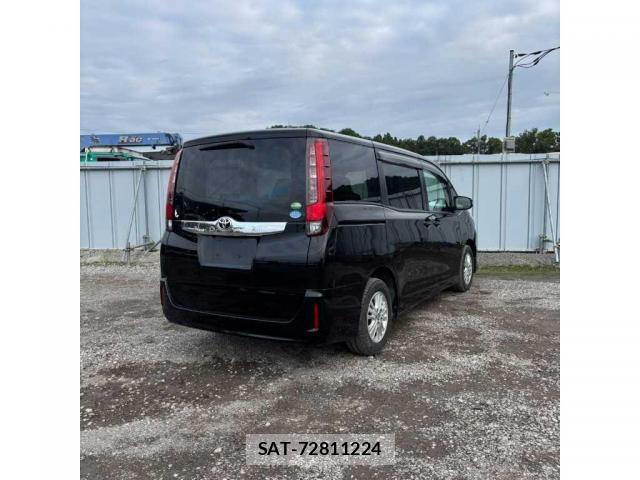 Toyota NOAH 2017-05 8008238-2