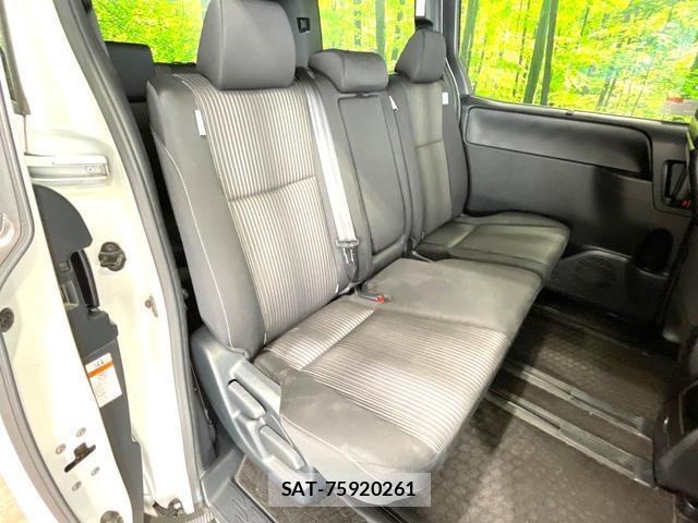 Toyota NOAH 2017-10 8008548-1