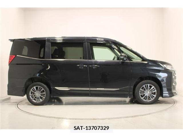 Toyota NOAH 2023-01 8011313-11