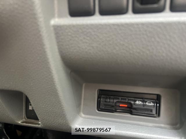 Nissan NV350 Caravan 2018-02 8002981-9