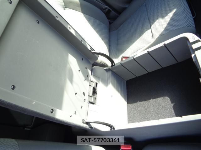 Nissan NV350 Caravan 2016-06 8002986-13
