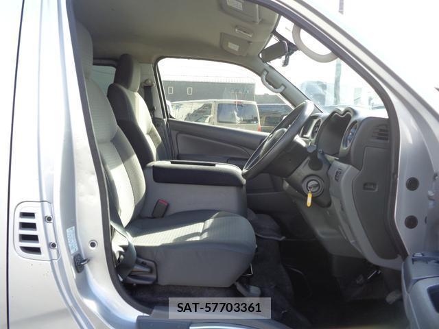 Nissan NV350 Caravan 2016-06 8002986-9