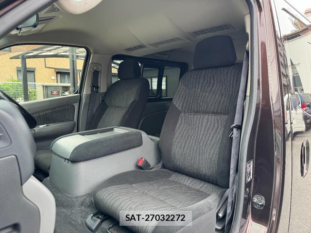 Nissan NV350 Caravan 2018-04 8004040-9