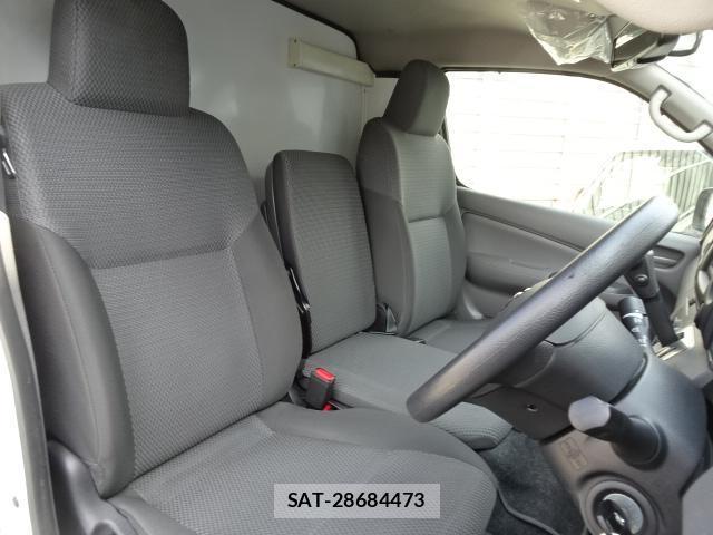 Nissan NV350 Caravan 2018-06 8004130-5