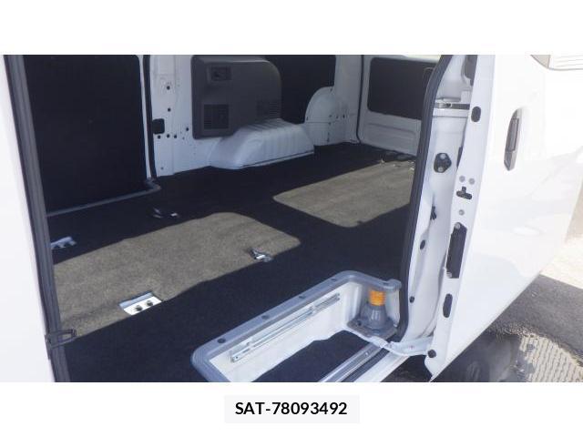 Nissan NV350 Caravan 2018-03 8004380-15