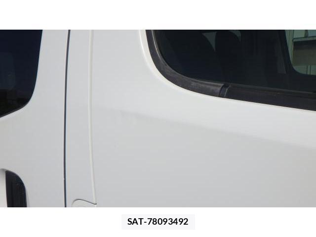 Nissan NV350 Caravan 2018-03 8004380-19