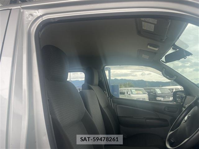 Nissan NV350 Caravan 2018-10 8007491-13