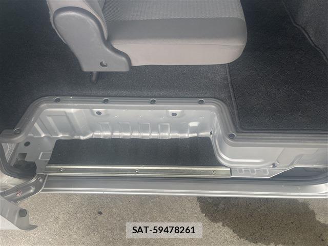 Nissan NV350 Caravan 2018-10 8007491-18