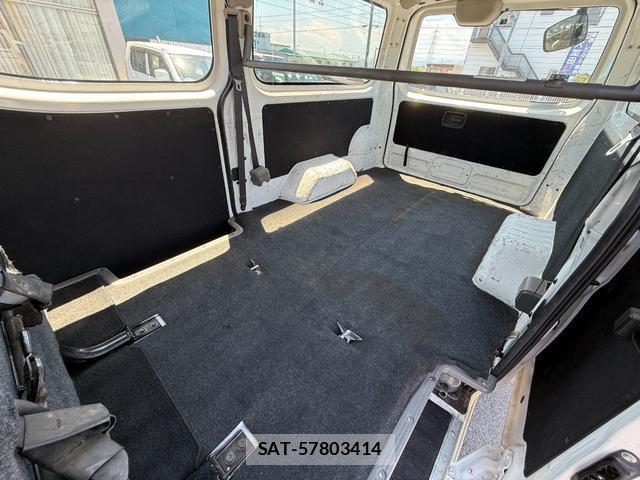 Nissan NV350 Caravan 2016-09 8008435-18