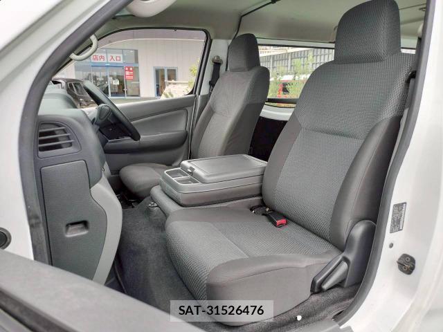 Nissan NV350 Caravan 2017-05 8008799-12