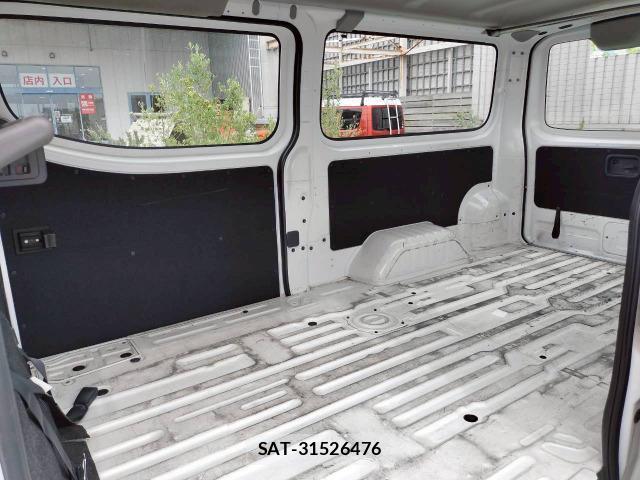 Nissan NV350 Caravan 2017-05 8008799-14