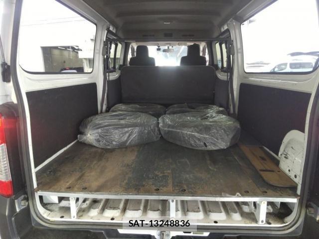 Nissan NV350 Caravan 2021-02 8008852-2
