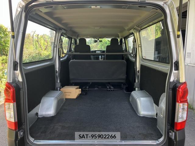 Nissan NV350 Caravan 2021-06 8009546-6