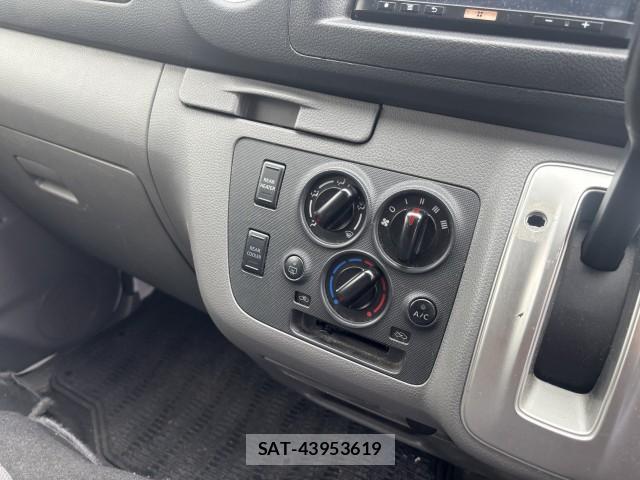 Nissan NV350 Caravan 2016-03 8009781-12