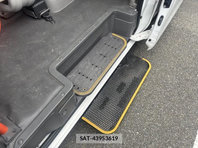 Nissan NV350 Caravan 2016-03 8009781-3
