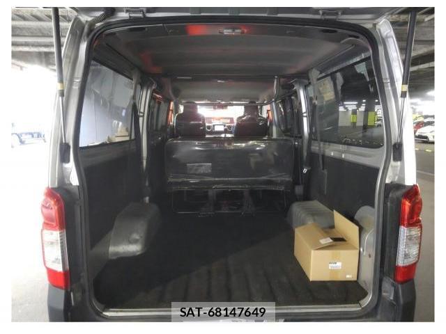 Nissan NV350 Caravan 2019-03 8010046-1
