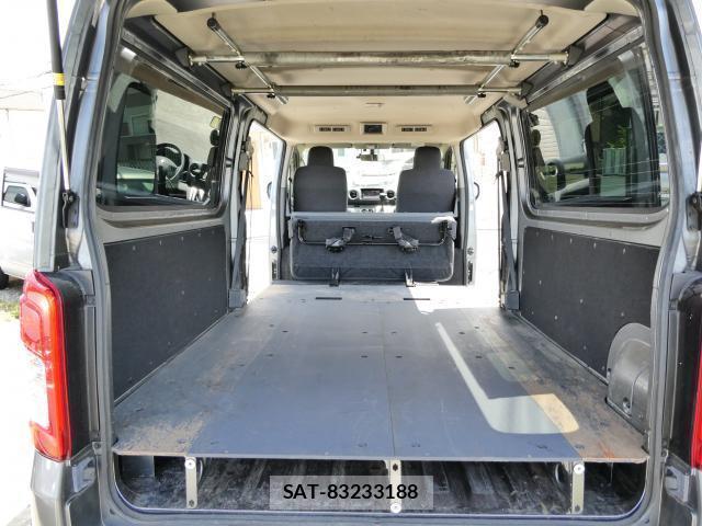 Nissan NV350 Caravan 2021-08 8010309-1