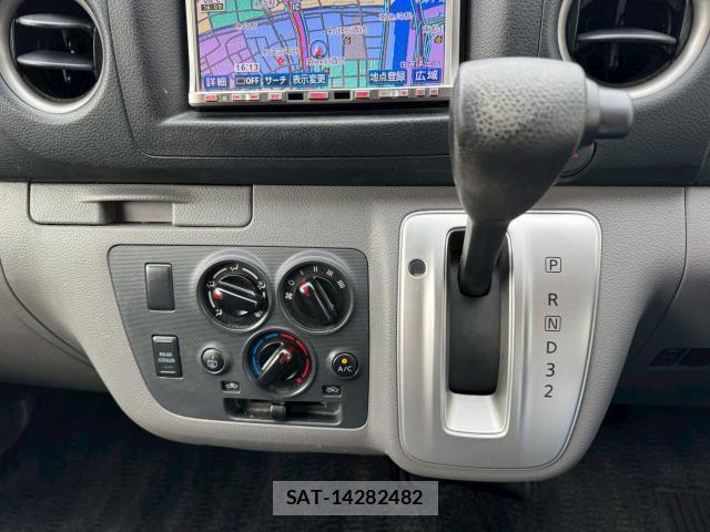 Nissan NV350 Caravan 2013-06 8010572-11
