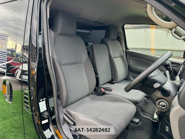 Nissan NV350 Caravan 2013-06 8010572-4