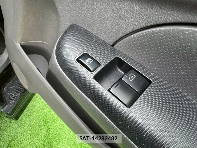 Nissan NV350 Caravan 2013-06 8010572-7