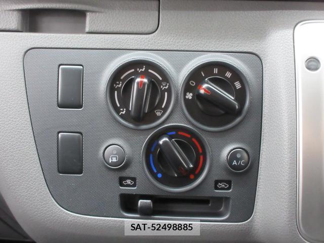 Nissan NV350 Caravan 2017-02 8010808-13