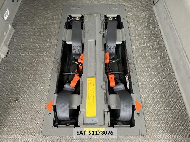 Nissan NV350 Caravan 2016-08 8012034-14