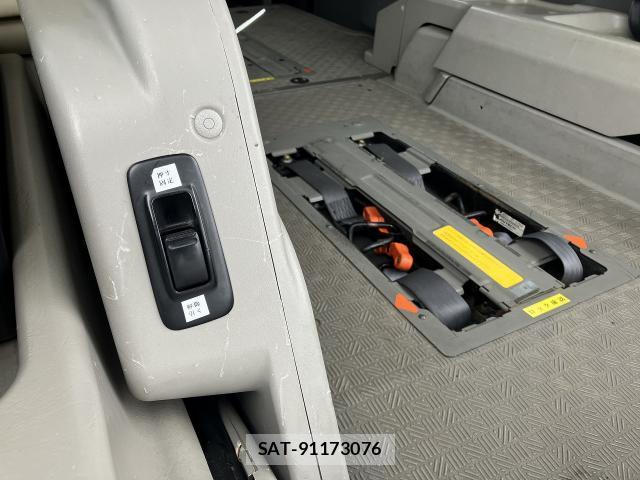 Nissan NV350 Caravan 2016-08 8012034-15