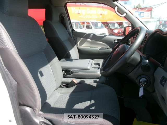 Nissan NV350 Caravan 2015-05 8012639-13