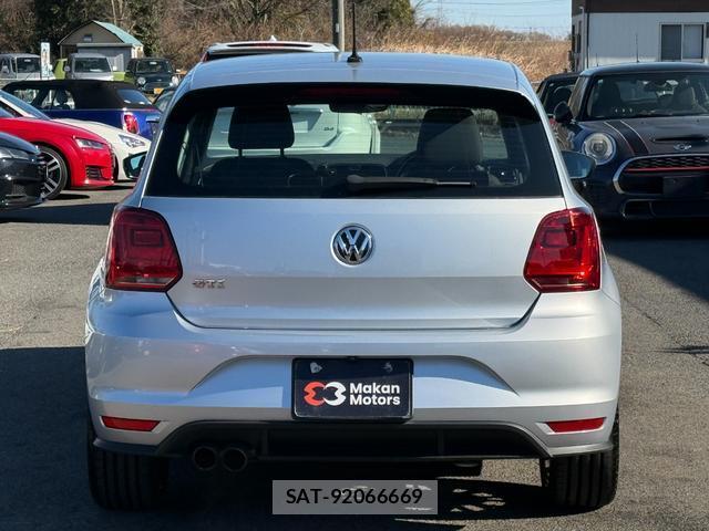 VolksWagen POLO 2017-04 8008432-11
