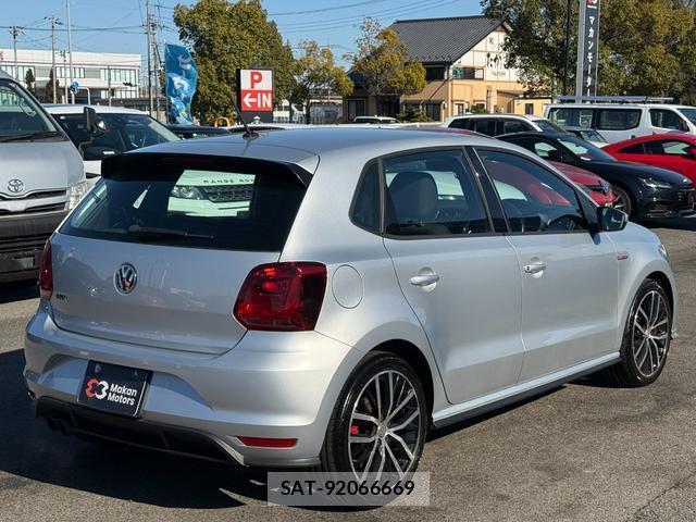 VolksWagen POLO 2017-04 8008432-12