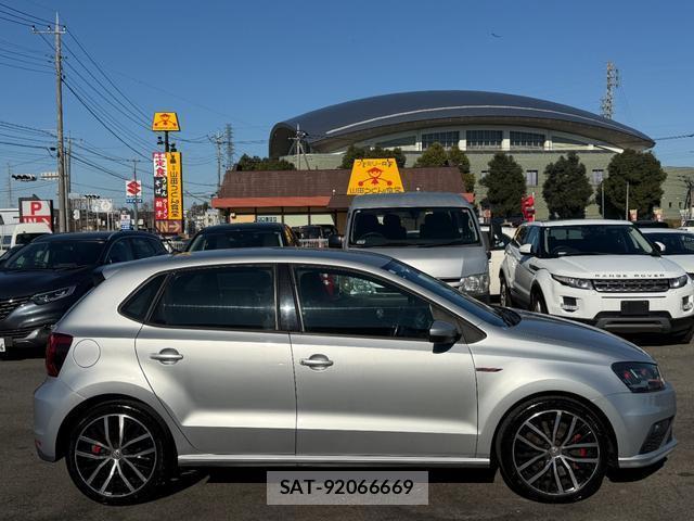 VolksWagen POLO 2017-04 8008432-13
