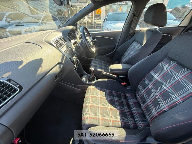 VolksWagen POLO 2017-04 8008432-17