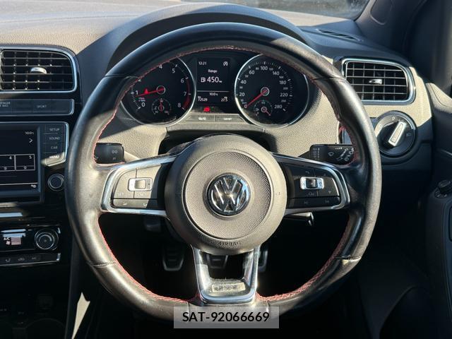 VolksWagen POLO 2017-04 8008432-19