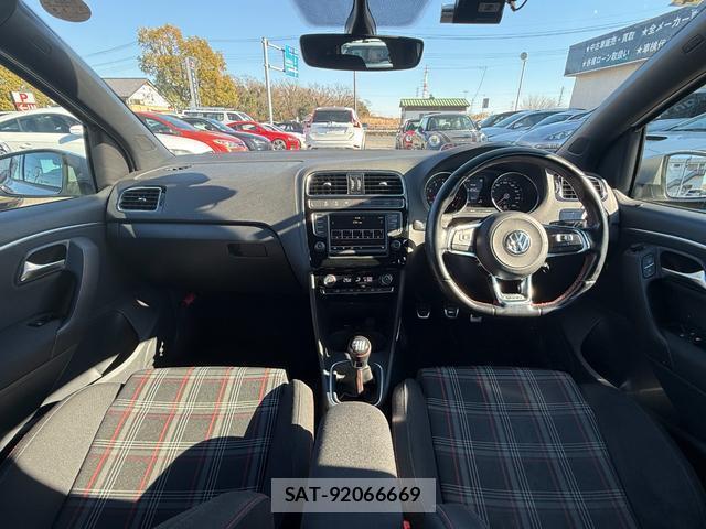 VolksWagen POLO 2017-04 8008432-3