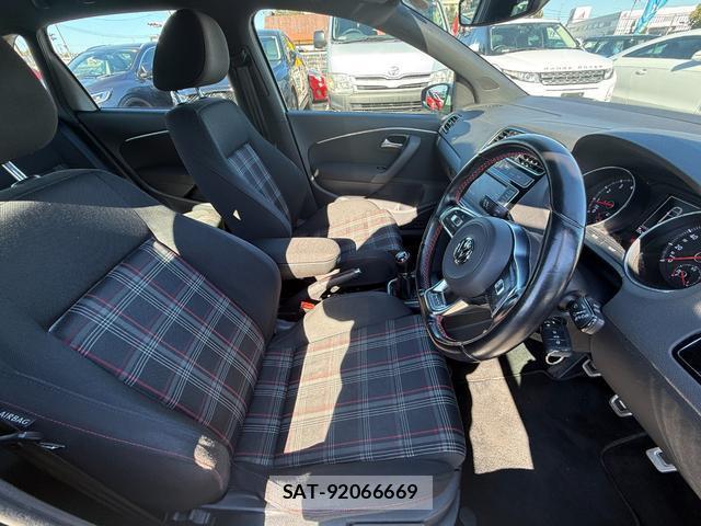 VolksWagen POLO 2017-04 8008432-5