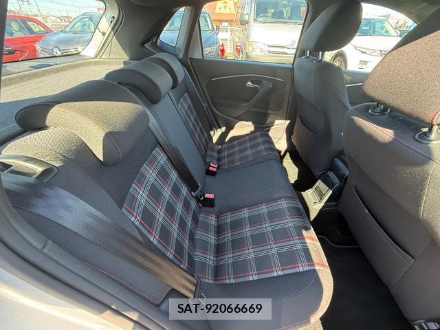 VolksWagen POLO 2017-04 8008432-6