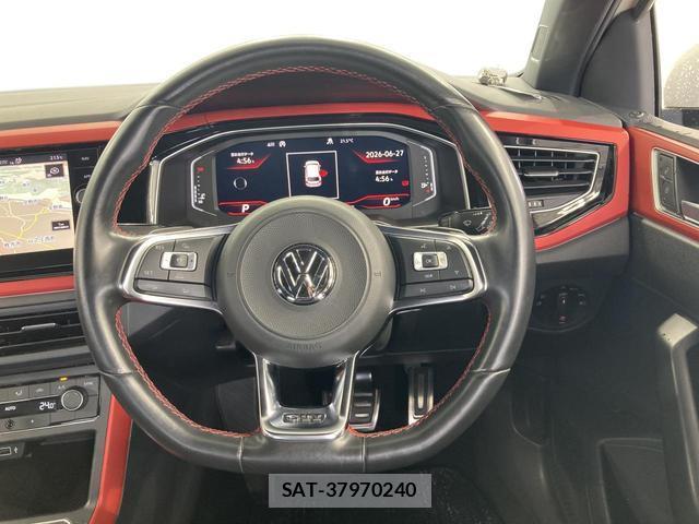 VolksWagen POLO 2018-06 8009452-3