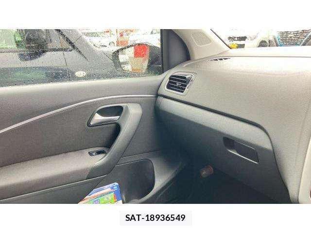 VolksWagen POLO 2015-08 8009808-19