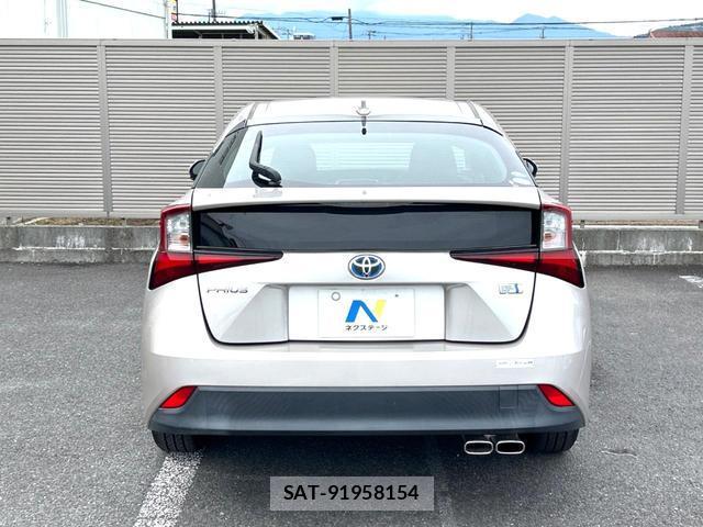 Toyota PRIUS 2019-04 8007687-14