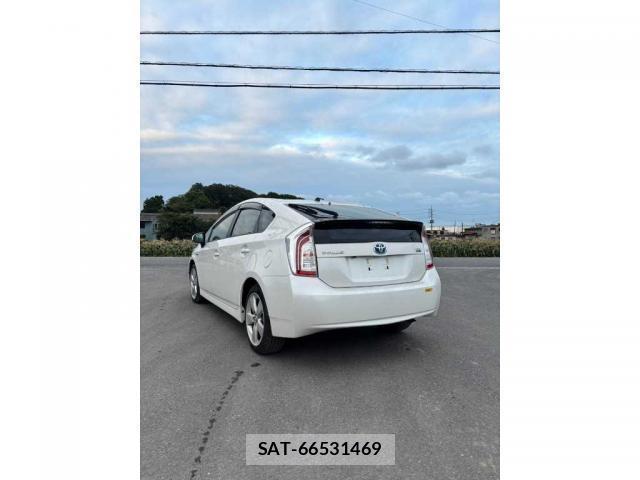 Toyota PRIUS 2014-03 8008226-1